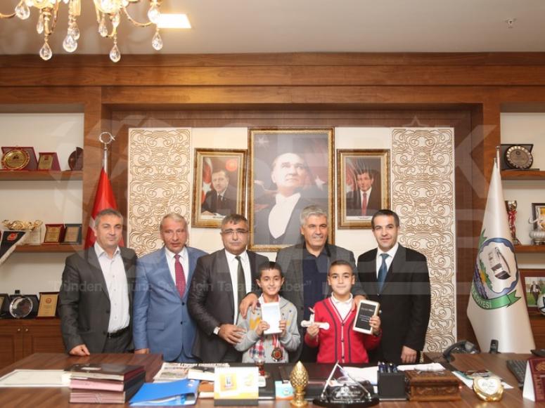  Başkan’dan Başarılı Öğrencilere Hediye