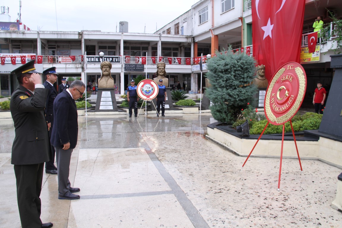 Serik'te Atatürk anıtına Çelenk Sunma töreni yapıldı