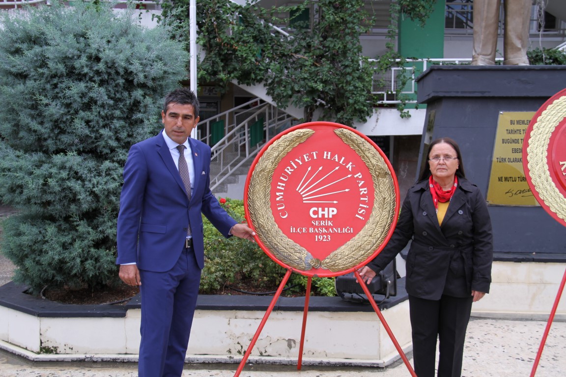 Serik CHP’den Alternatif Çelenk Sunma Töreni