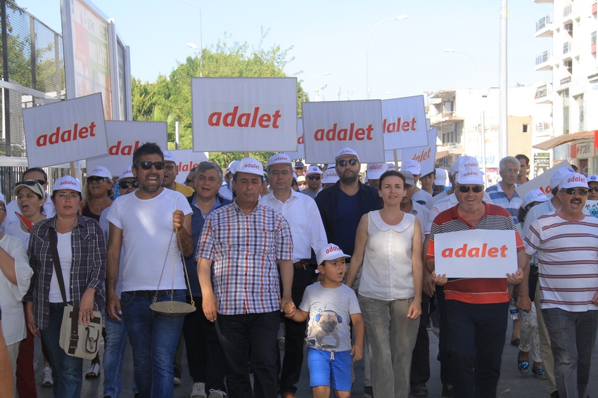 Serik’te CHP’liler Adalet için yürüdü