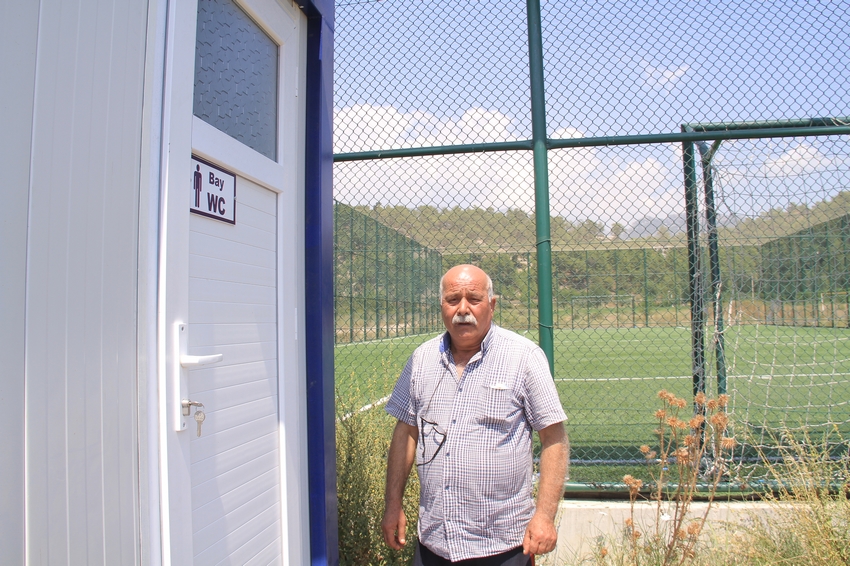 Fikri Şimşek Uyardı, Belediye Halı Sahanın Tuvaletini Yaptı