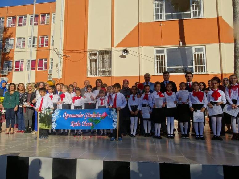 Tekeli Ortaokulu’nda Öğretmenler Günü Coşkusu