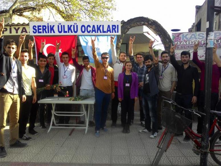 Serik Ülkü Ocakları Kadınlar Günü İçin Karanfil Dağıttı