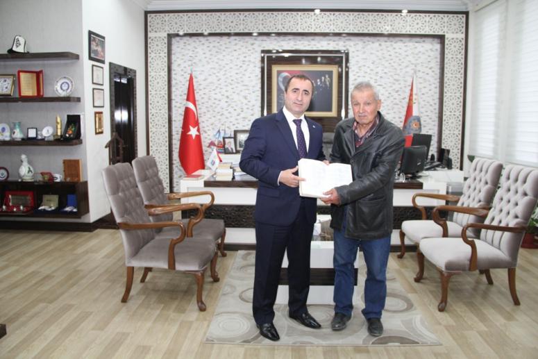Parkinson Hastası Şair “Polis” Konulu Şiirlerini Tonbul’a Hediye Etti 
