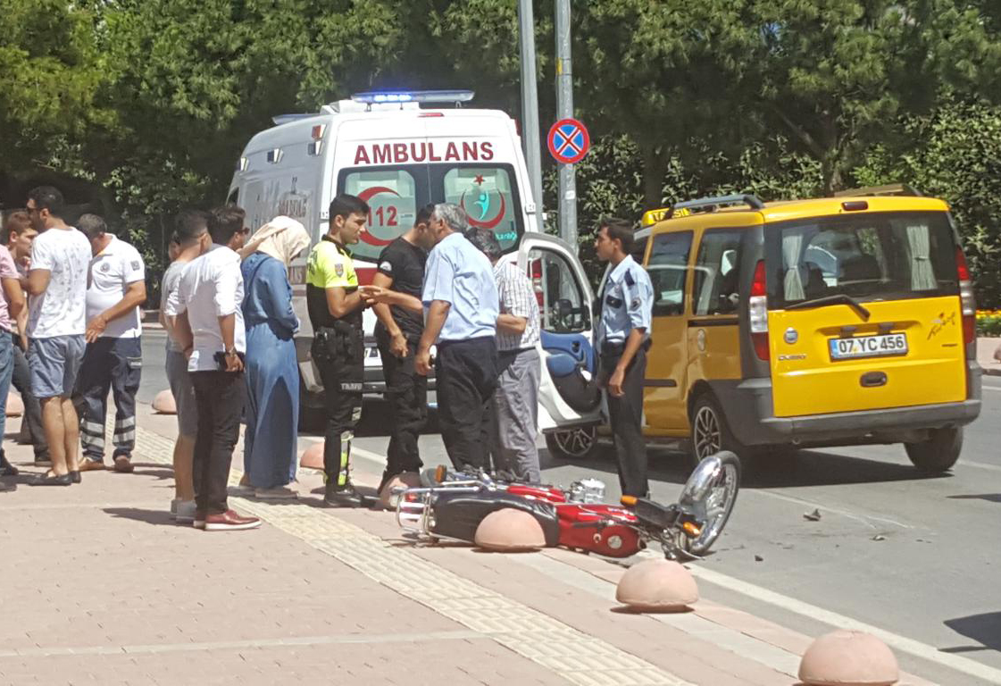 Ters yöne giren motor ticari taksiye çarptı