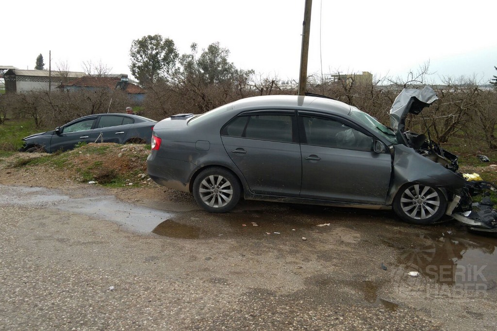 2 Otomobil Çarpıştı 4 Kişi Yaralı